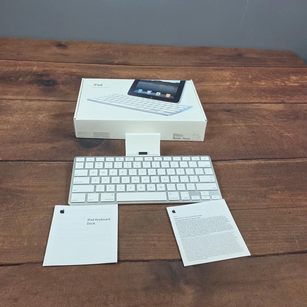 Apple iPad Keyboard Dock A1359 White Silver Good 30-Pin Connector MC359LL/A